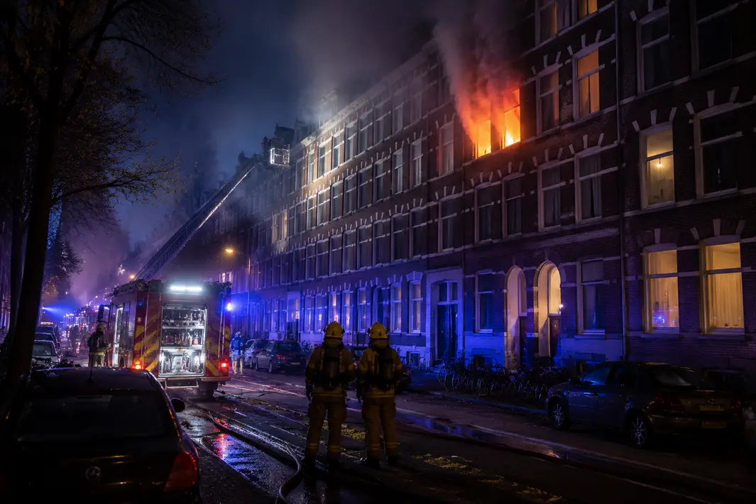 Vrouw overlijdt bij grote woningbrand in Amsterdam-Oost